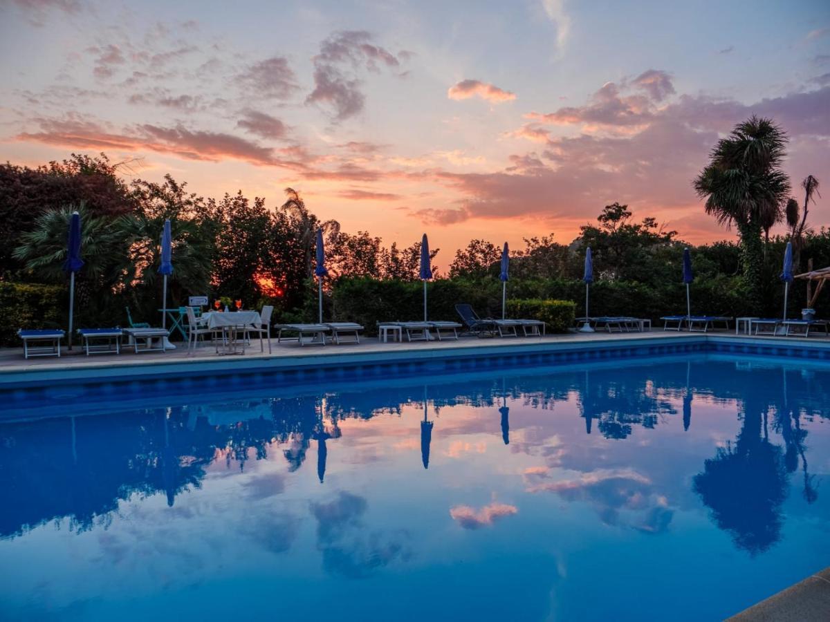 Hotel Delle Palme SantʼAgata sui Due Golfi Exterior foto