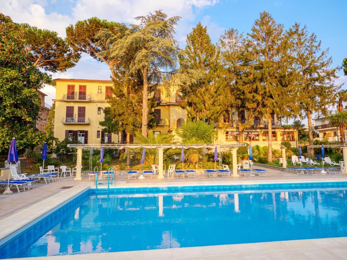 Hotel Delle Palme SantʼAgata sui Due Golfi Exterior foto