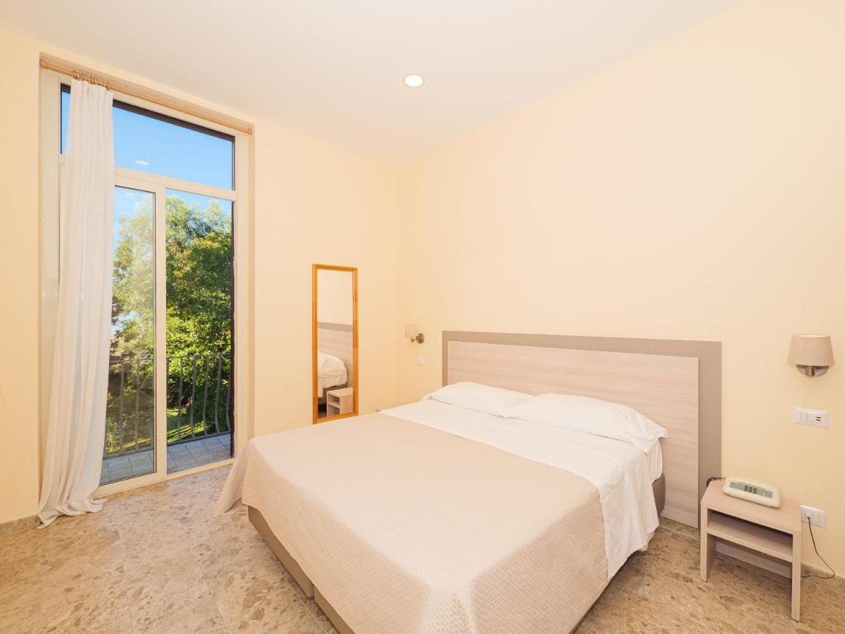 Hotel Delle Palme SantʼAgata sui Due Golfi Exterior foto
